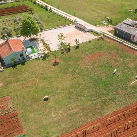 Relaxing Farm House Near Apartment Poreč
