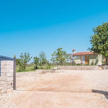 Relaxing Farm House Near Apartment Porec